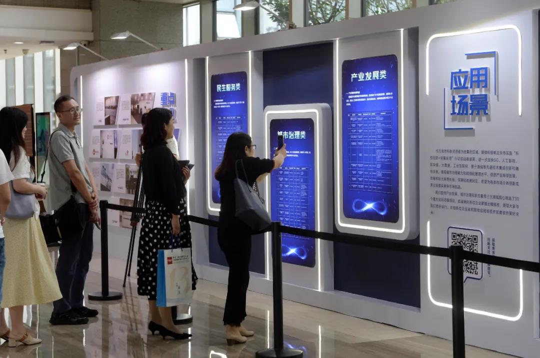 为迎接2021南京创新周，鼓楼区筛选出24个“黑科技”项目在南京国际服务外包大厦进行线下展示。南报融媒体记者 杜文双摄